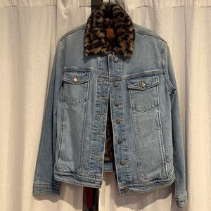 JOE’S jeans Kamryn faux fur lined jean jacket. Size small.